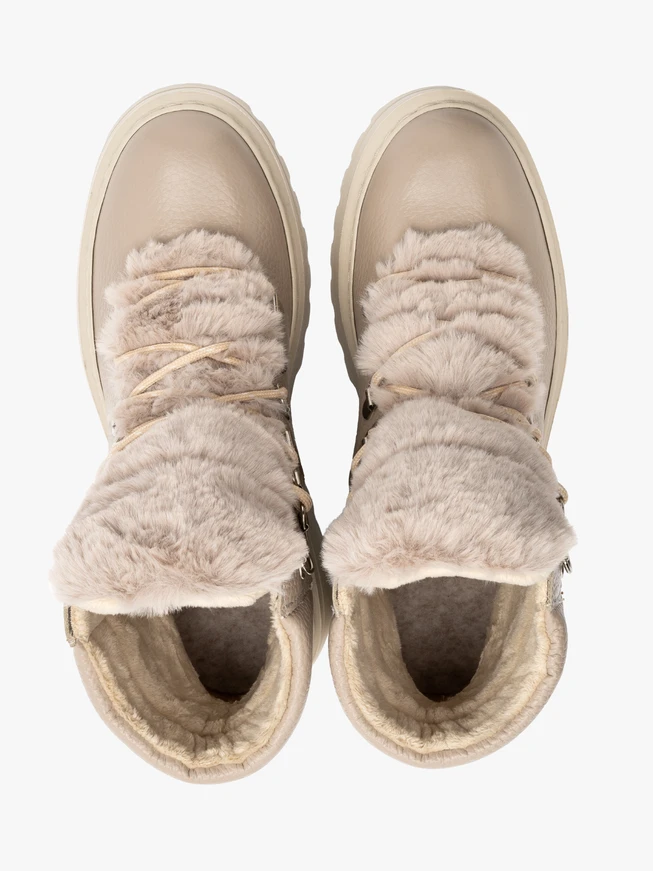 Beigefarbene Stiefel mit Fell an der Zunge