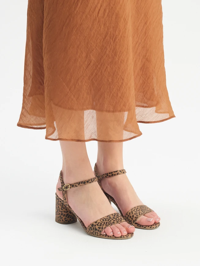 Braune Damen-Sandalen mit Leopardenmuster