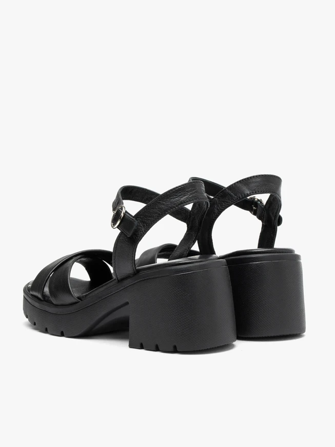 Schwarze Sandalen mit festem Boden