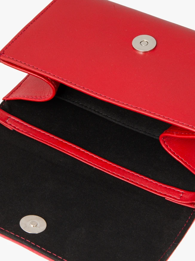 Kleine rote Handtasche mit silberner Kette