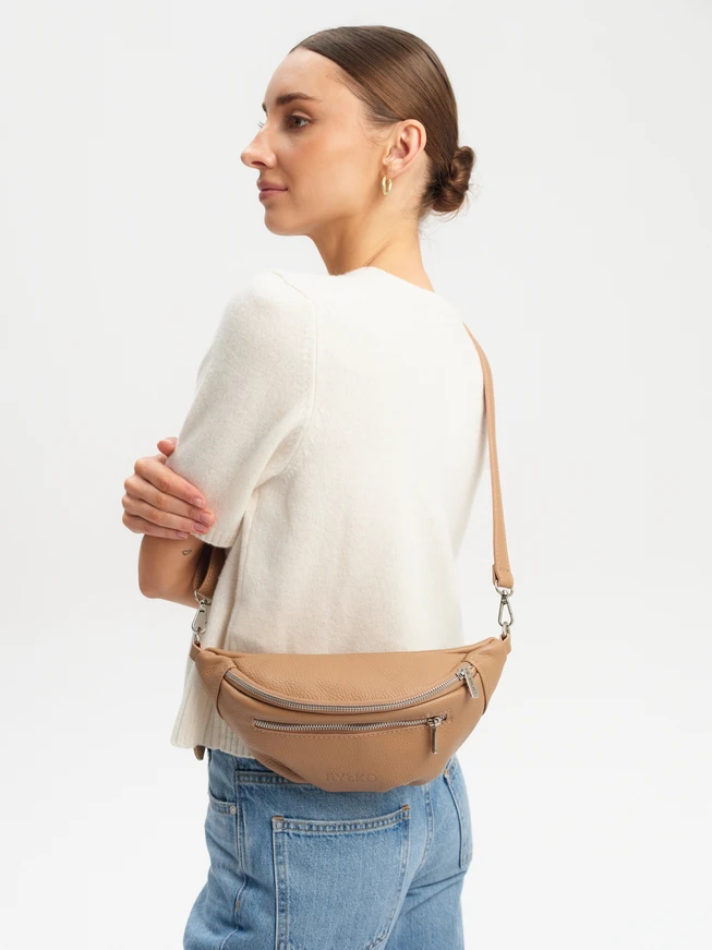Beigefarbene Nieren-Crossbody-Tasche