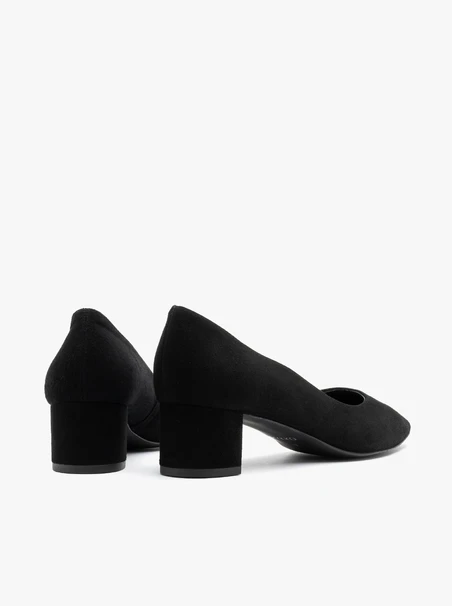 Schwarze Velourspumps