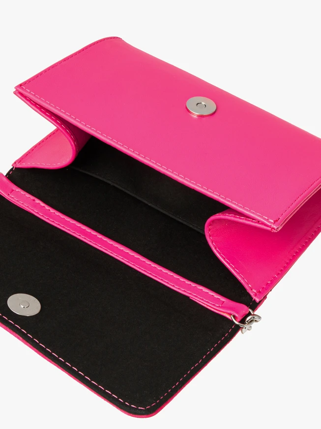Kleine Handtasche in fuchsia mit silbernen Details