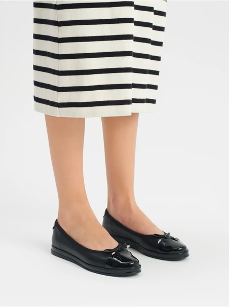 Schwarze Ballerinas mit lackierter Nase