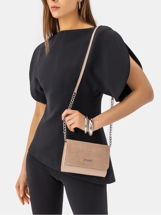 Kleine beigefarbene Clutch-Tasche