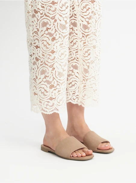 Dunkelbeige flache Flip-Flops