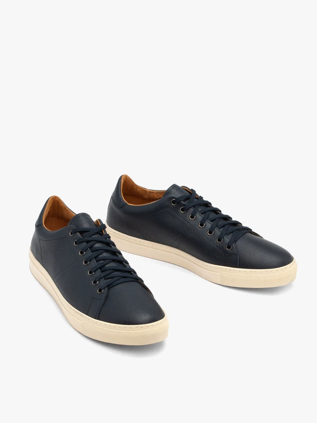 Marineblaue Turnschuhe
