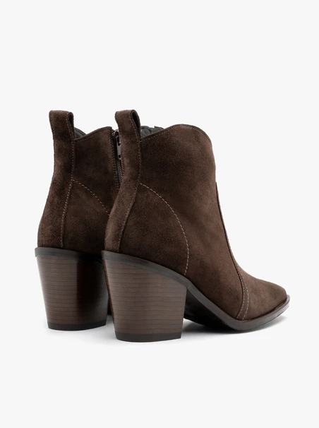 Braune Cowboystiefel aus Velours