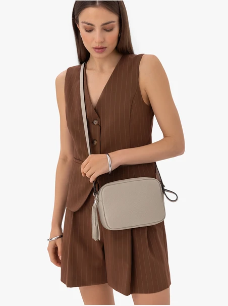 Kleine beige Handtasche mit Quaste