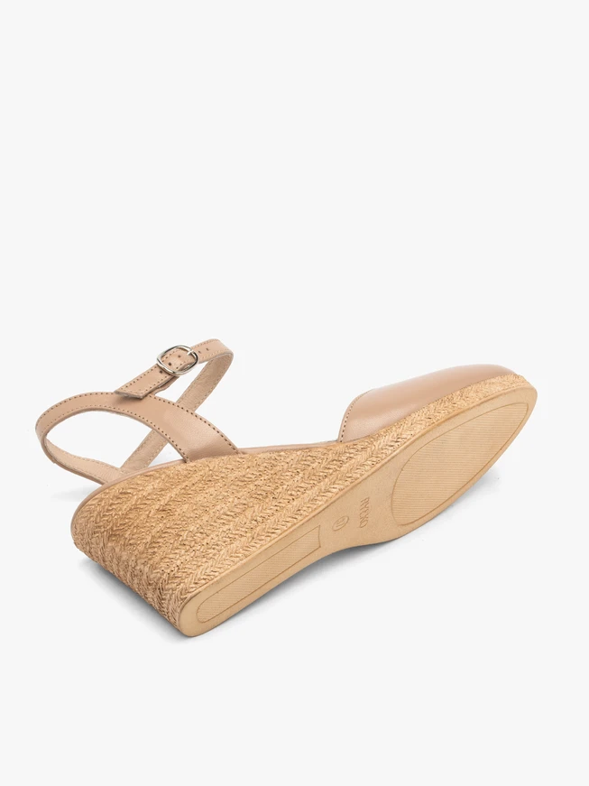 Beigefarbene Plateau-Pumps