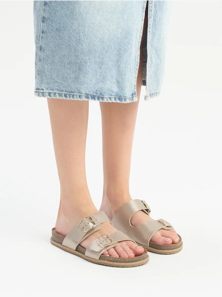 Flache Damen-Flip-Flops in Platin