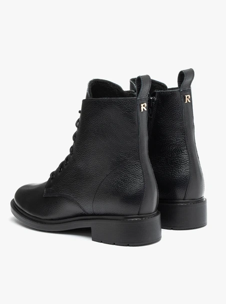 Schwarze Schnürstiefel mit flachem Boden