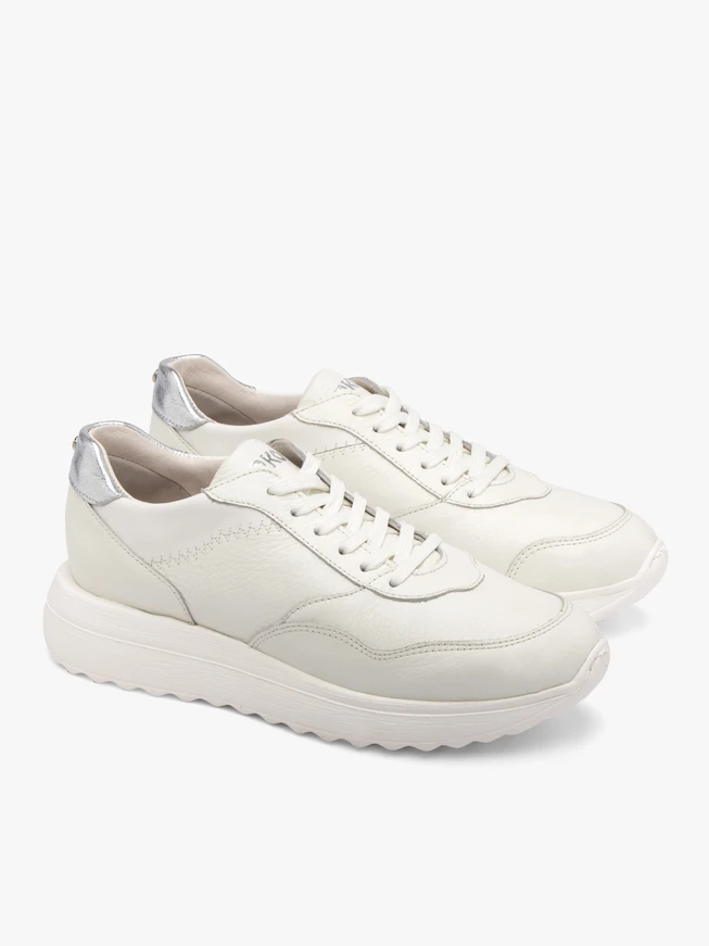 Cremefarbene sportliche Halbschuhe mit silbernem Einsatz an der Ferse