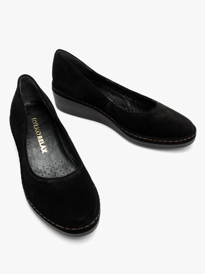 Schwarze Plateau-Pumps aus Velours