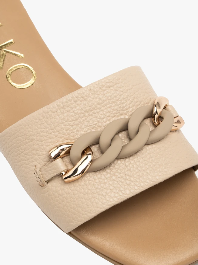 Beigefarbene Leder-Flip-Flops mit Kette