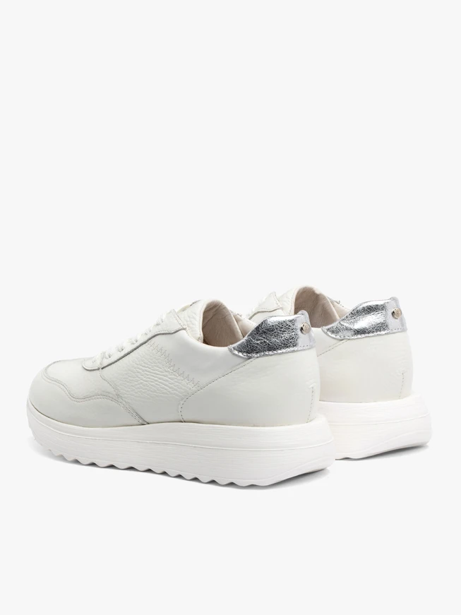 Sportliche Halbschuhe in Creme mit silbernem Einsatz an der Ferse