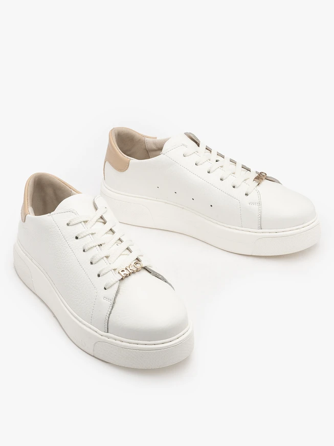 Weiße sportliche Halbschuhe mit klobiger Sohle