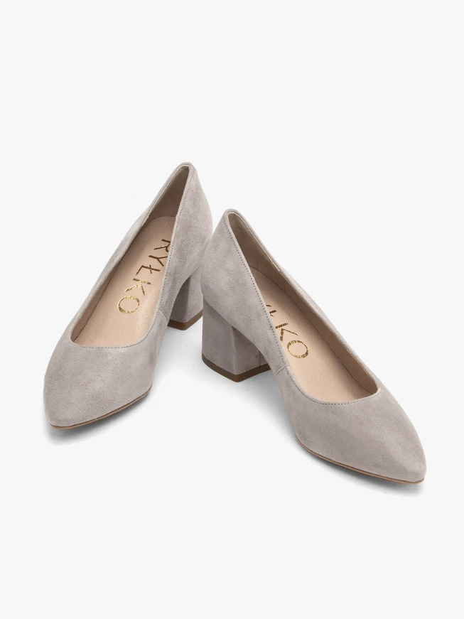 Velours-Pumps mit spitzer Zehe