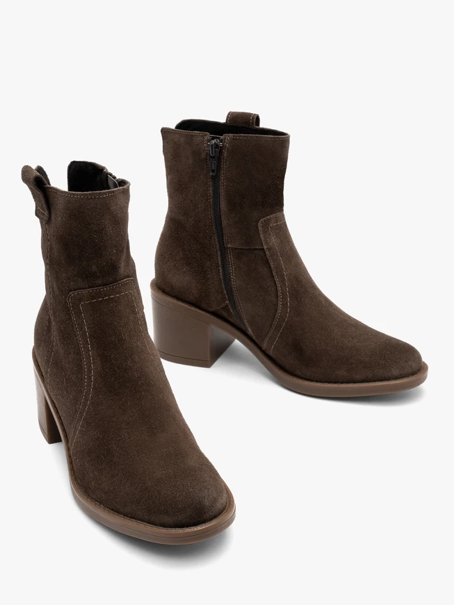 Stiefel aus braunem Veloursleder mit Ziernähten am Schaft