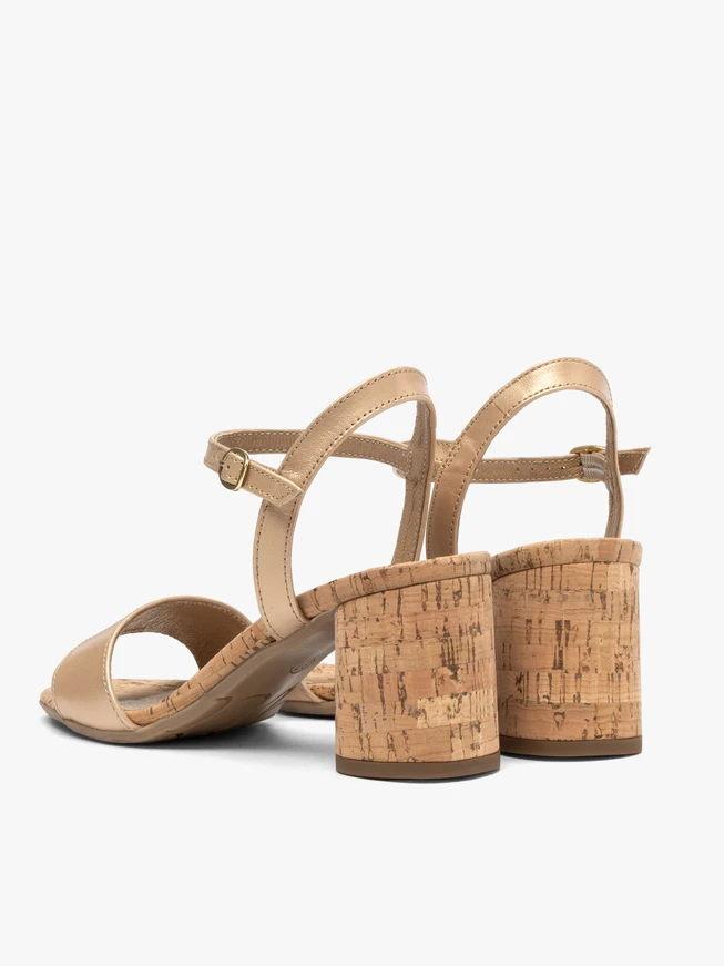 Goldfarbene Sandalen mit Korkfutter und Absatz