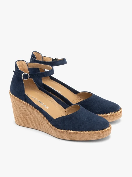 Marineblaue Plateau-Pumps mit Riemen um den Knöchel