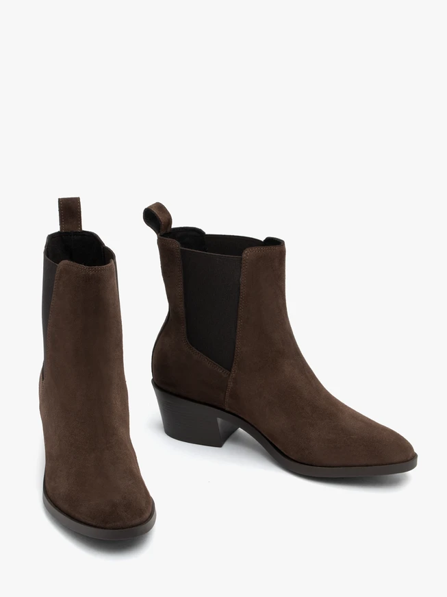 Brown women’s suede Chelsea boots with low heel