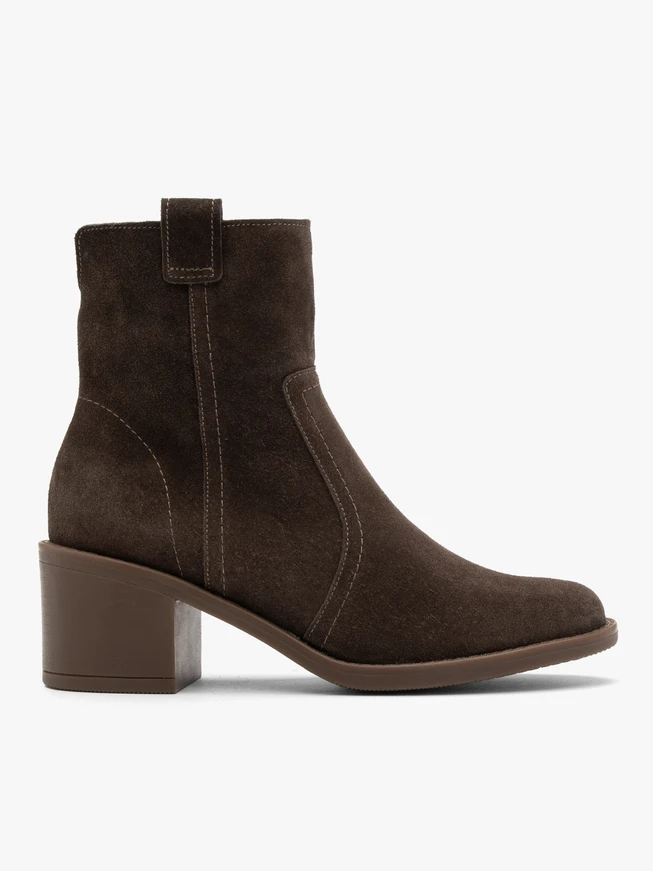 Stiefel aus braunem Veloursleder mit Ziernähten am Schaft