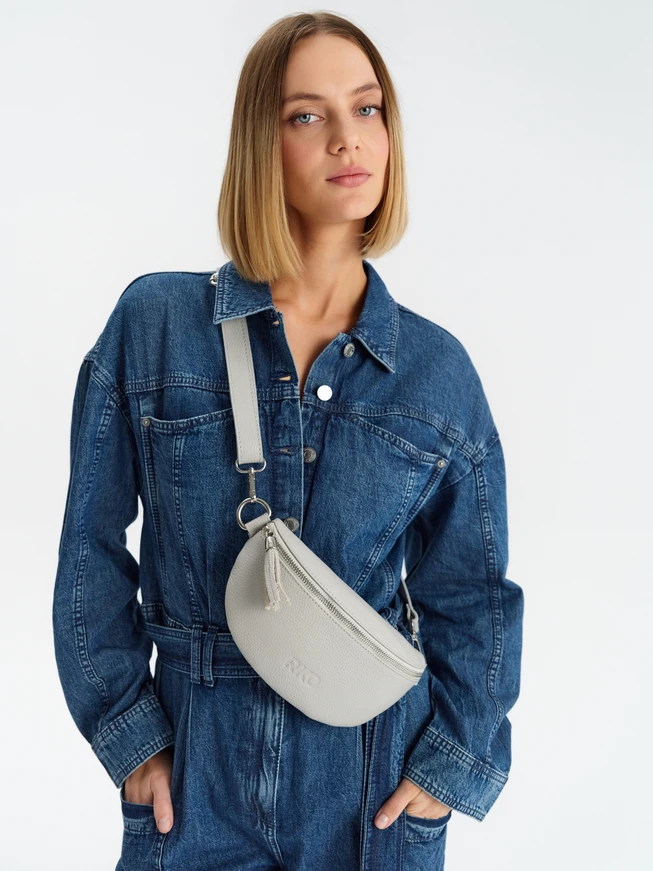 Hellgraue Nierentasche mit Quaste