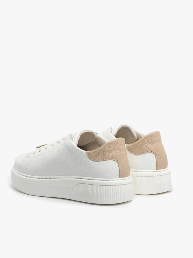 Weiße sportliche Halbschuhe mit klobiger Sohle