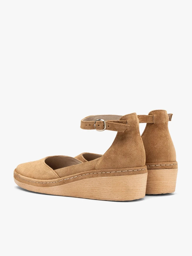 Rote Plateau-Pumps mit Riemen um den Knöchel