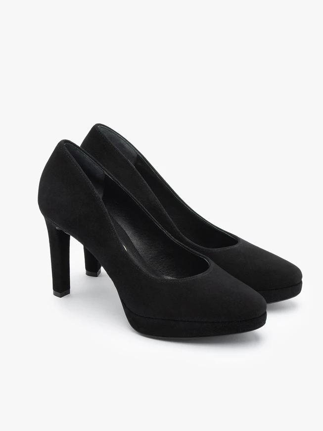 Schwarze Stiletto-Pumps und Ballkleider aus Velours