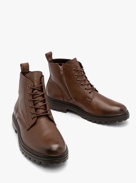 Braune Herrenstiefel auf leichter Traktorsohle