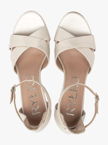 Perlensandalen mit klobigem Stilettoabsatz