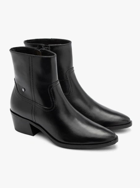 Schwarze Damenstiefel mit niedrigen Absätzen