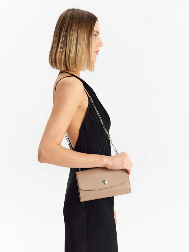 Kleine beige Handtasche mit Kettenriemen