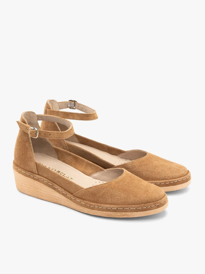 Rote Plateau-Pumps mit Riemen um den Knöchel