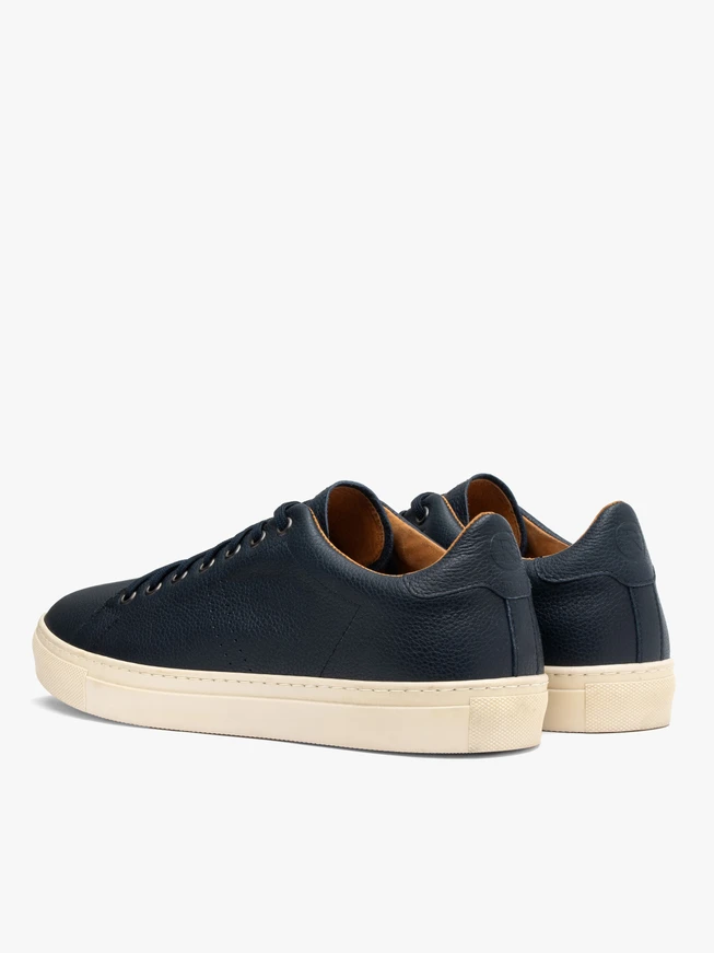 Marineblaue Turnschuhe