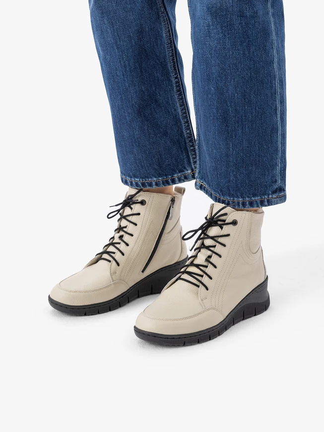 Beige shearling-lined boots