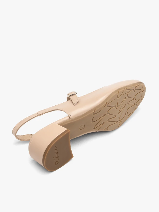 Beigefarbene niedrighackige Pumps