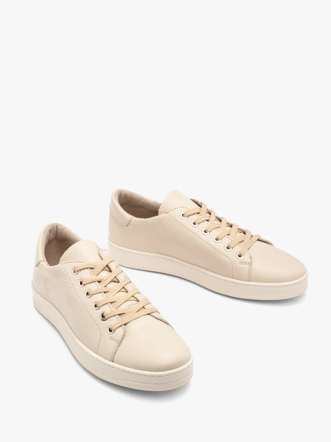Cremefarbene Sporthalbschuhe mit flachem Schaft