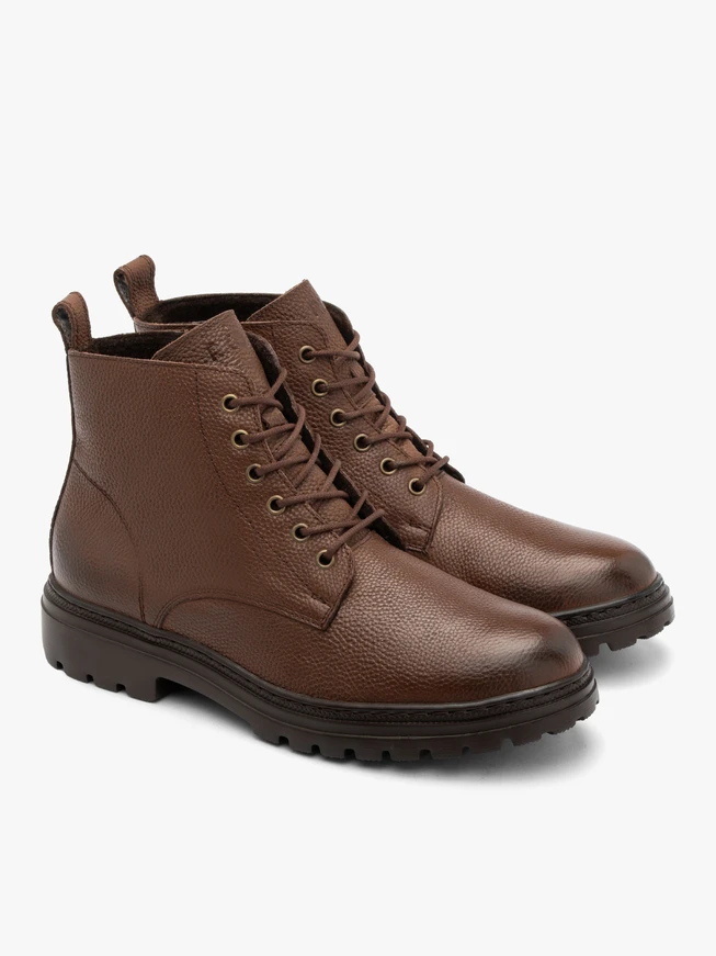Braune Herrenstiefel auf leichter Traktorsohle