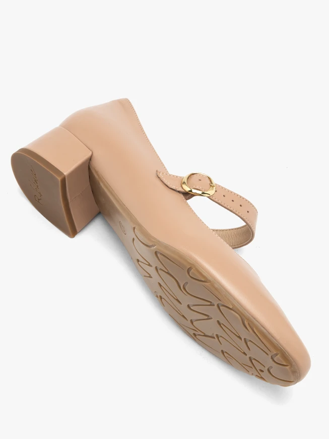 Beigefarbene niedrighackige Pumps