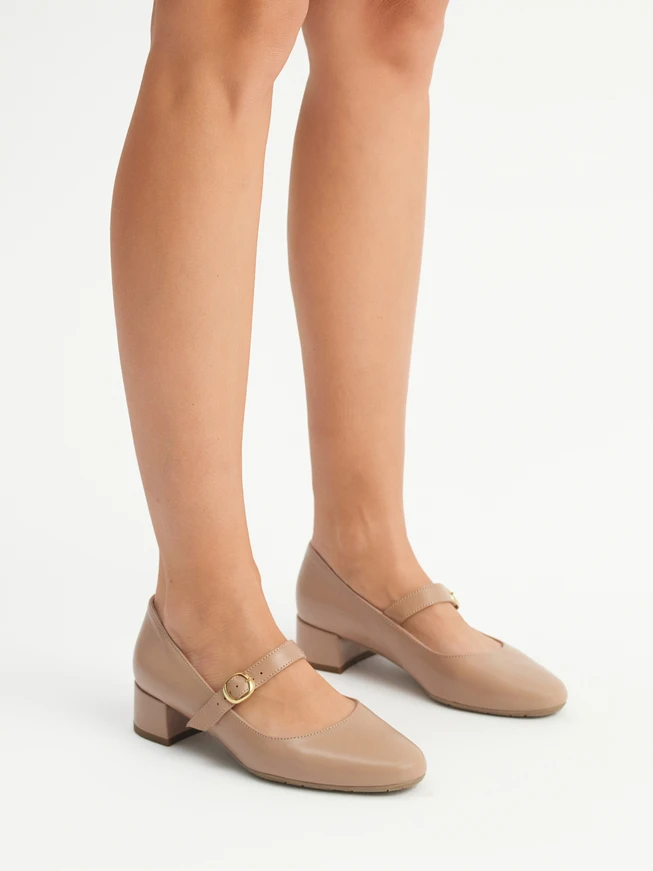Beigefarbene niedrighackige Pumps