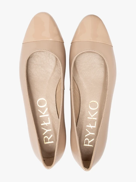 Beige Ballerinas mit lackierter Nase