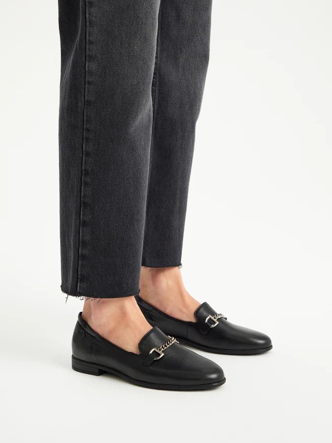 Black women’s flat loafers