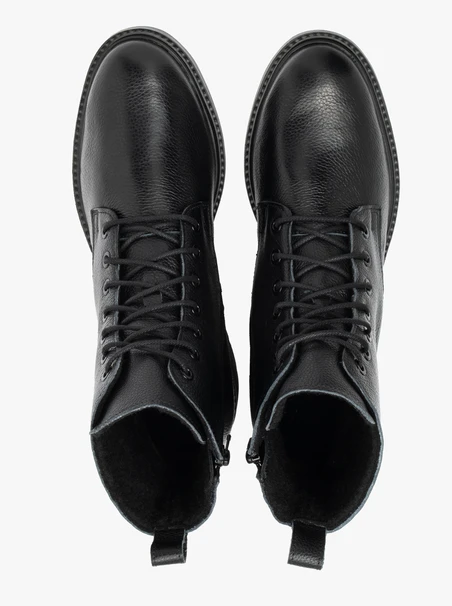 Schwarze Schnürstiefel mit flachem Boden