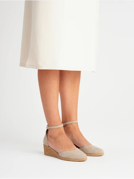 Velvet platform pumps
