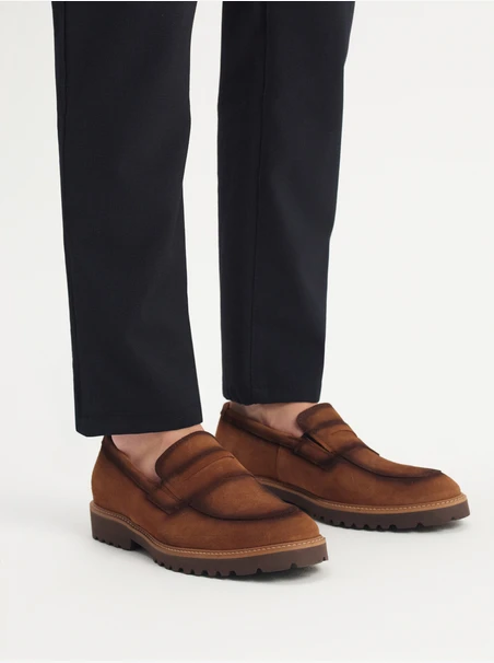 Veloursmokassins im lässigen Stil