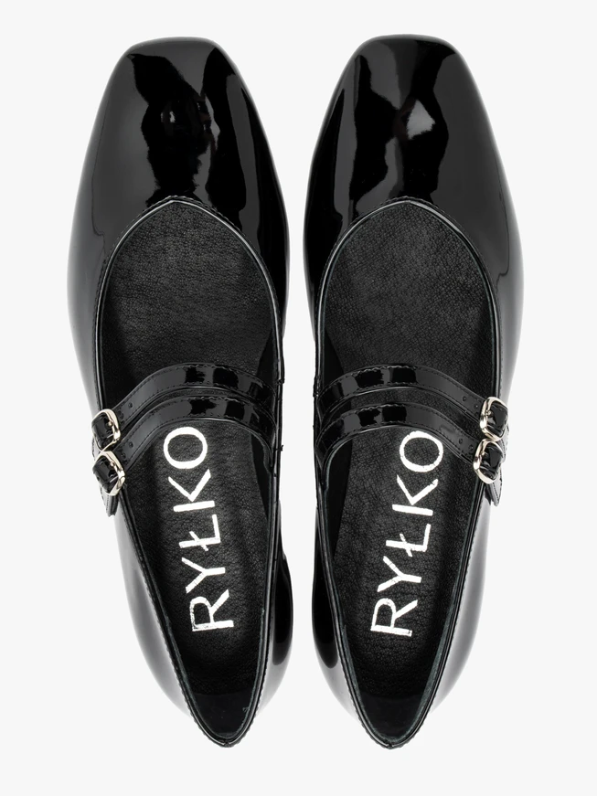 Schwarz lackierte Ballerinas mit zwei Riemen