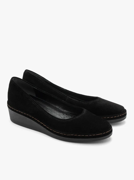 Schwarze Plateau-Pumps aus Velours